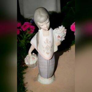 Lladro “Lupita” Girl With Flowers 1058 Beautiful Condition. Christmas Surprise